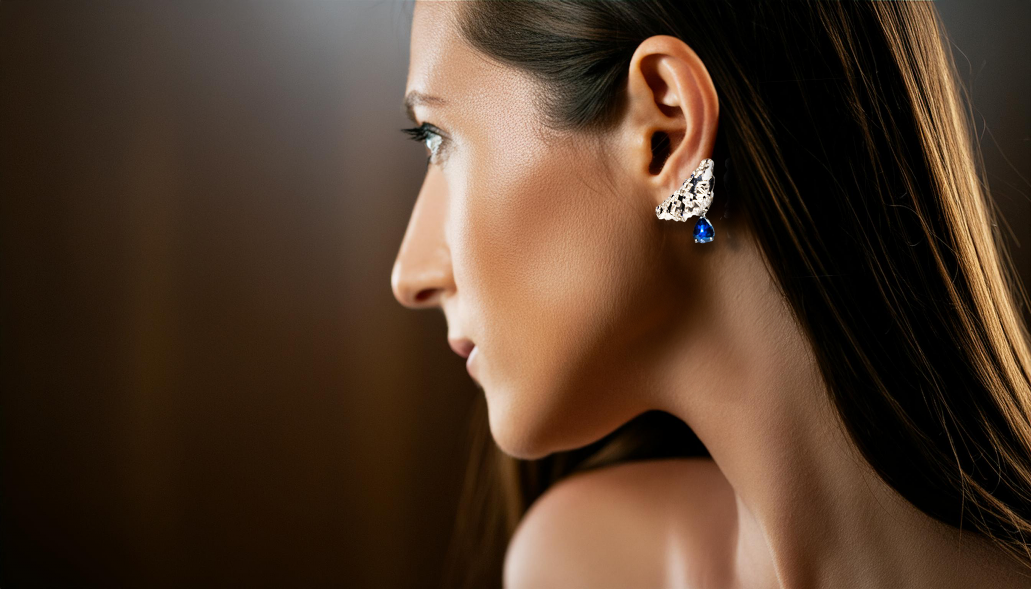 Woman imagine A side profile of a model, her ear adorned with a diamond earring whose design mimi